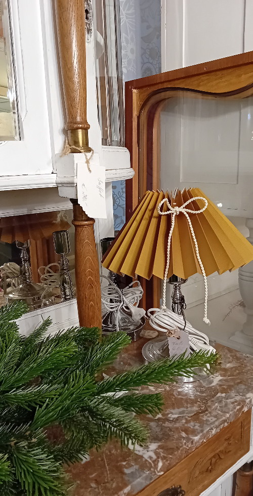 Tischlampe mit goldnen Schirm