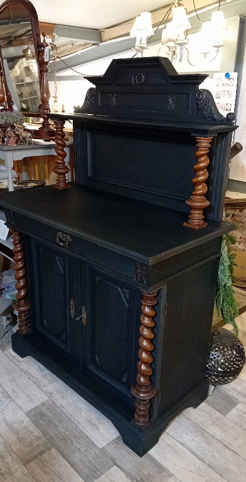 schwarzes Vertiko mit Aufsatz